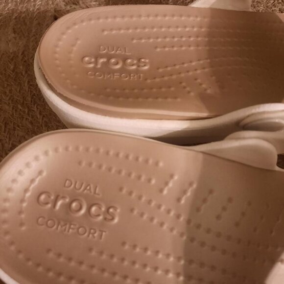 Womens Crocs Sanrah Hammered Gold Disk Embellished Wedge Sandals Sz 8 MSRP - Picture 3 of 8